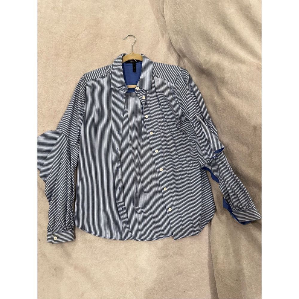 BCBG MAXAZRIA blue and white striped size S top button down with cool sleeves